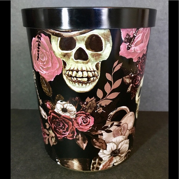 Halloween 2 Wick Candle Skull Roses Keys Locket - Picture 1 of 7